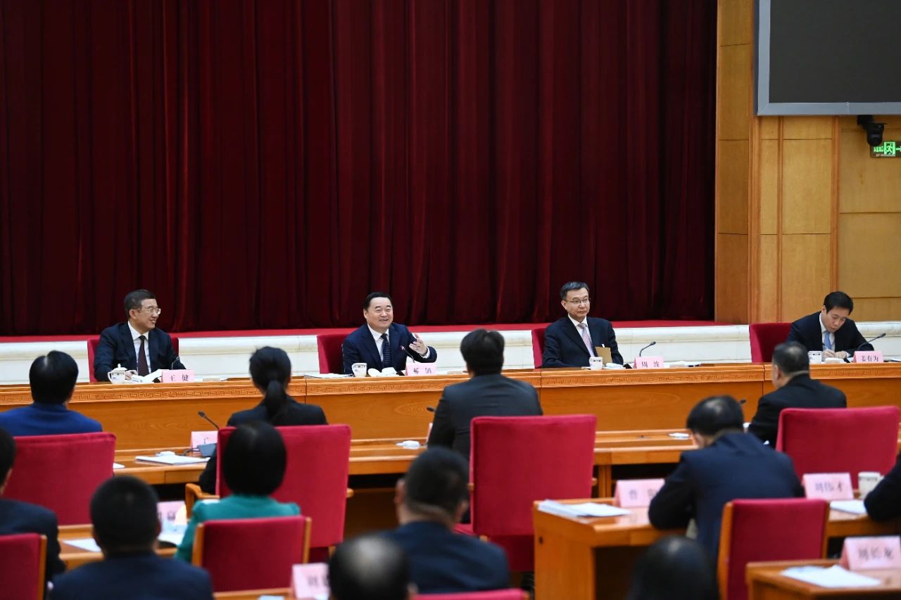 郝鵬參加省政協十三屆三次會議界別聯組會 周波主持會議