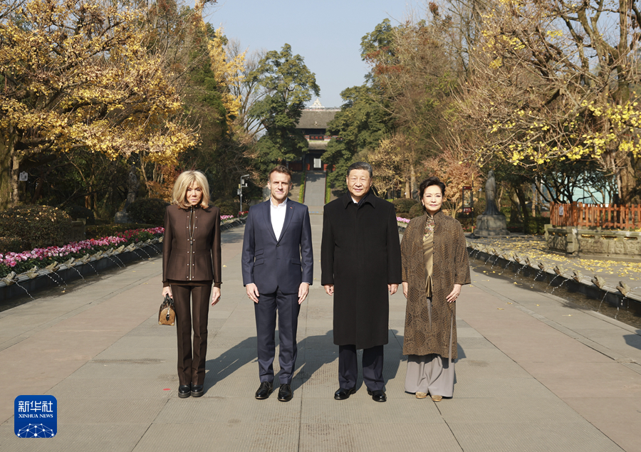 習近平同法國總統馬克龍在成都進行友好交流